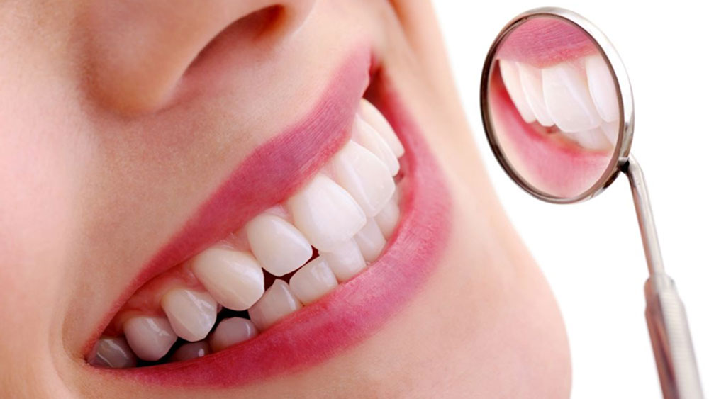 ফোকলা হাসি বাচ্চা এবং বুড়োদের মুখে দেখতে ভাল লাগলেও অল্পবয়সিদের মোটেই মানায় না। আত্মবিশ্বাসের সঙ্গে কথা বলার অন্যতম হাতিয়ার দাঁত। আর যদি দাঁতই না থাকে!