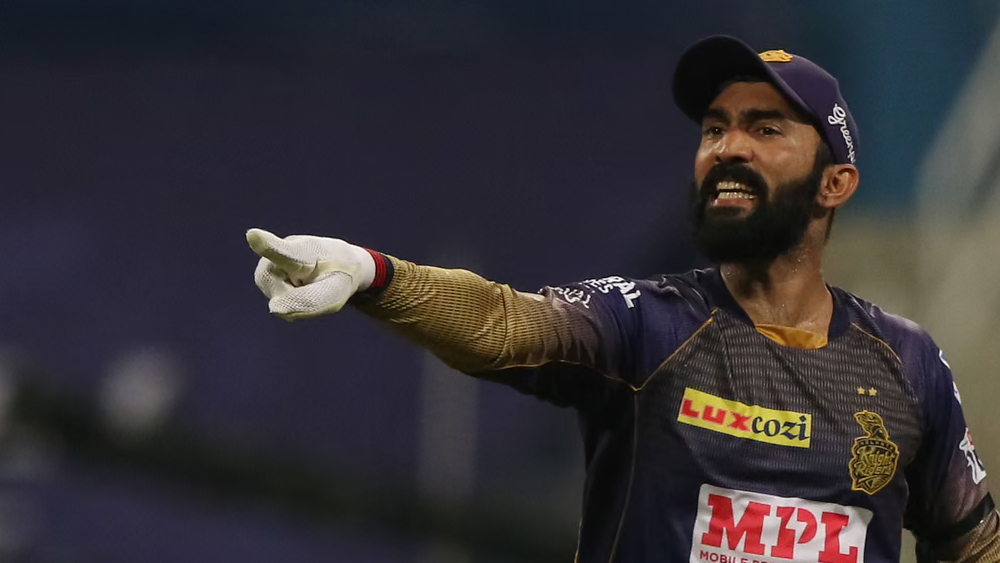 দীনেশ কার্তিক: অধিনায়ক নন, এ বার তিনি উইকেটরক্ষক। ব্যাট হাতে খোলা মনে ঝড় তুলতে পারেন। তবে গত বারের আইপিএল-এ নেতৃত্ব ছাড়ার পরেও সেই ভাবে নজর কাড়তে পারেননি।