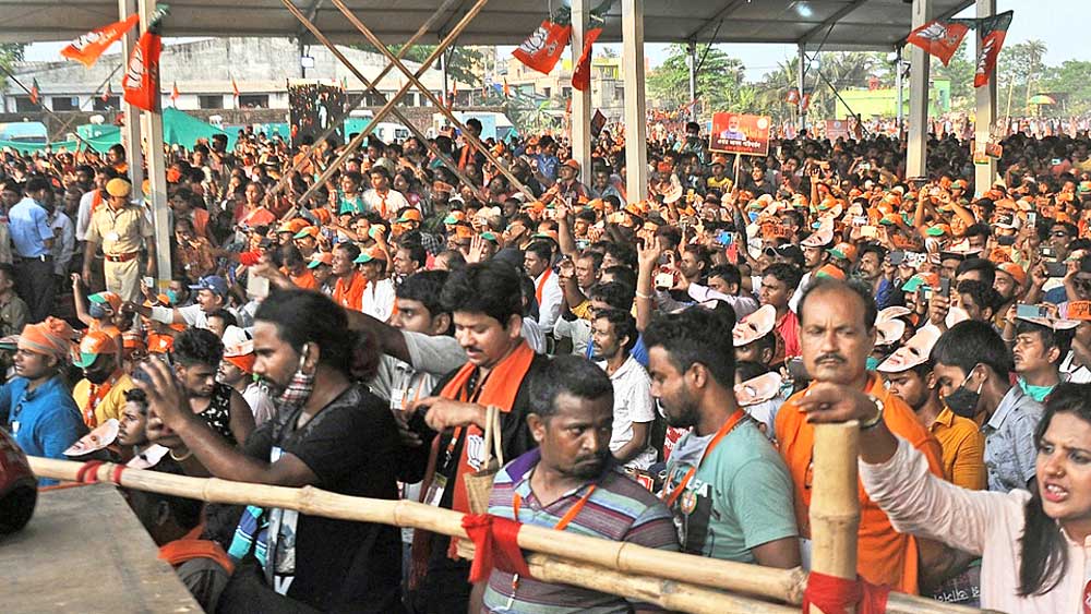 মোদীর সভায় উধাও দূরত্ববিধি। শনিবার সোনারপুরে। 