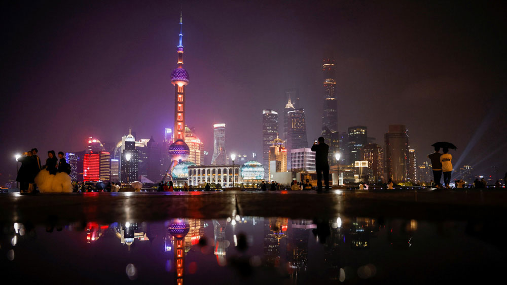 ডব্লিউডব্লিউএফ-এর সহযোগিতায় প্রতি অর্থবর্ষের শেষ দিনে ‘আর্থ আওযার’ পালন করা হয়। রাত সাড়ে ৮টা থেকে সাড়ে ৯টা এই ১ ঘণ্টা সমস্ত আলো বন্ধ রাখা হয়। ২০০৭ সাল থেকে যা প্রথম শুরু হয়েছিল অস্ট্রেলিয়ায়। বিশ্বের বেশ কিছু দেশ প্রতি বছর ‘আর্থ আওয়ার’ পালন করে। ছবিটি চিনের সাংহাইয়ের। ‘আর্থ আওয়ার’-এ আলো নিভিয়ে দেওয়ার ঠিক আগের মুহূর্তের ছবি এটি।