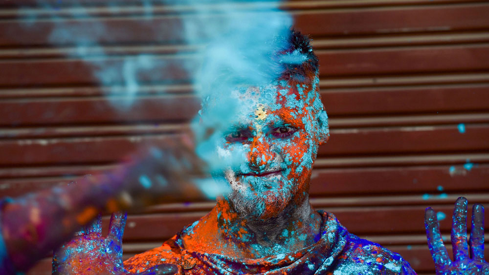 সম্প্রতি দেশ জুড়ে উদযাপন হয়েছে রঙের উৎসব হোলি। নয়াদিল্লিতে আবির নিয়ে খেলছে এক যুবক।