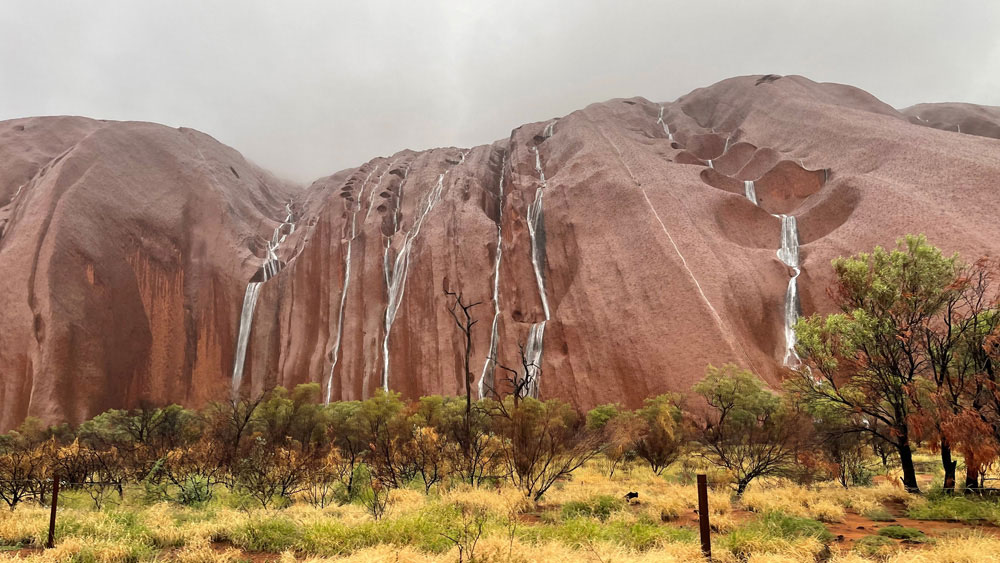গত এক সপ্তাহ ধরে মারাত্মক বৃষ্টি হচ্ছে অস্ট্রেলিয়ার উত্তরাংশে। উলুরুর মরু অঞ্চলে ধরা পড়েছে অসম্ভব সুন্দর এই দৃশ্য। উলুরুর শুষ্ক পাহাড়ের উপর দিয়ে নেমে আসছে জলরাশি। এই দৃশ্য বহু বছর দেখা যায়নি বলে জানিয়েছেন স্থানীয়েরা।