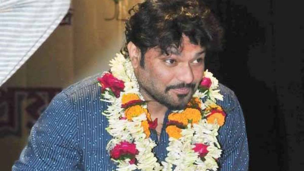 বহিরাগত হয়েও শাসন করেছেন বলিউডের সুর-সাম্রাজ্য। রাজনীতির ময়দানেও তাঁর লড়াই অনন্য। ‘বড়াল’ পদবি বিদায় নিয়েছে। উত্তরপাড়ার সু্প্রিয় এখন আসানসোলের সাংসদ তথা কেন্দ্রীয় মন্ত্রী। বিজেপি-র টিকিটে চলতি বিধানসভা নির্বাচনে তাঁর প্রতিদ্বন্দ্বিতা টালিগঞ্জে।