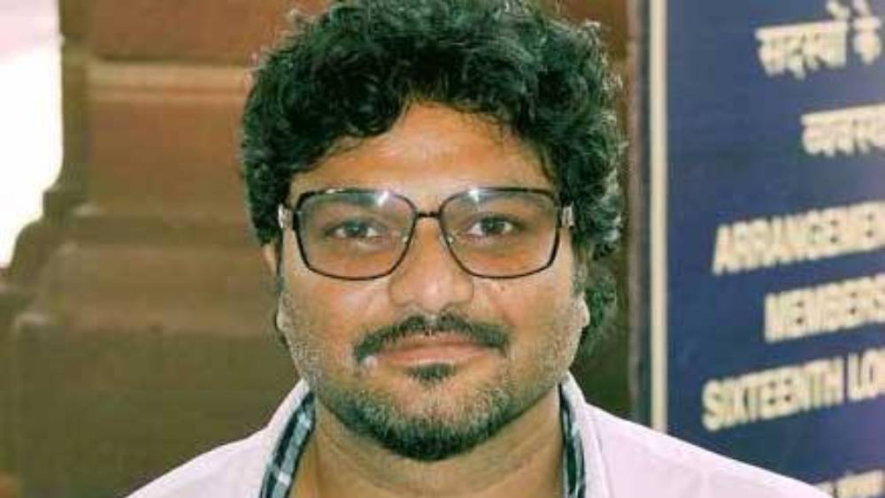 বাবুলের স্ত্রী রচনা শর্মা সুপ্রিয় বিমানসেবিকা ছিলেন। দুই মেয়ে শর্মিলি এবং নয়না তাঁর উপর নির্ভরশীল বলে জানিয়েছেন গায়ক-সাংসদ।