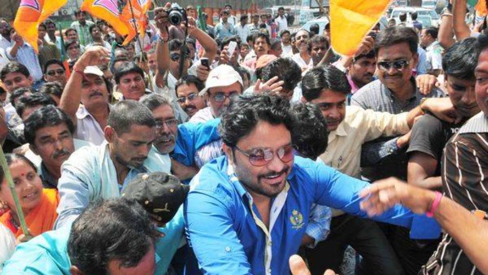 বাবুল বিনিয়োগ করেছেন মিউচুয়াল ফান্ড এবং শেয়ার বাজারেও। মিউচুয়াল ফান্ডে তিনটি ক্ষেত্রে তাঁর বিনিয়োগ যথাক্রমে ৯৮ হাজার ৭৩৯ টাকা, ২২ হাজার ৬৬৬ টাকা, ১ লক্ষ ৬ হাজার ৭২৬ টাকা, ১ লক্ষ ৮ হাজার ৯৭৯ টাকা এবং ৩ লক্ষ ১৪ হাজার ৬৭৬ টাকা।