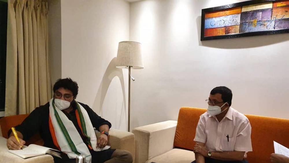 ৪টি গাড়িরও উল্লেখ করেছেন বাবুল। সেগুলির মধ্যে অডি কিউ ফাইভ তিনি কিনেছিলেন ৫০ লক্ষ ৬৯ হাজার ৩২১ টাকায়। শেভ্রোলে বিট-এর দাম পড়েছিল ৪ লক্ষ ৯৬ হাজার ২৭৮ টাকা। হুন্ডাই আই ২০ কিনেছিলেন ১০ লক্ষ ৭৭ হাজার ৫ টাকায়।