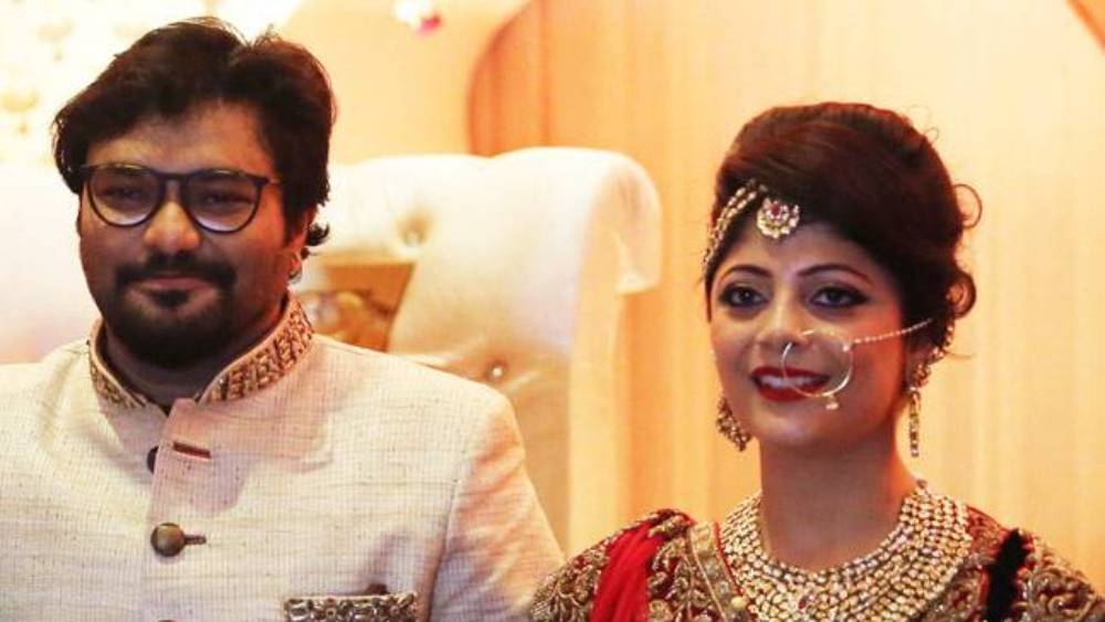 বাবুলের মালিকানায় থাকা ২০০ গ্রাম সোনার গয়নার দাম ৮ লক্ষ ৯০ হাজার টাকা। তাঁর স্ত্রীর ৩০০ গ্রাম সোনার গয়নার দাম ১৩ লক্ষ টাকা।