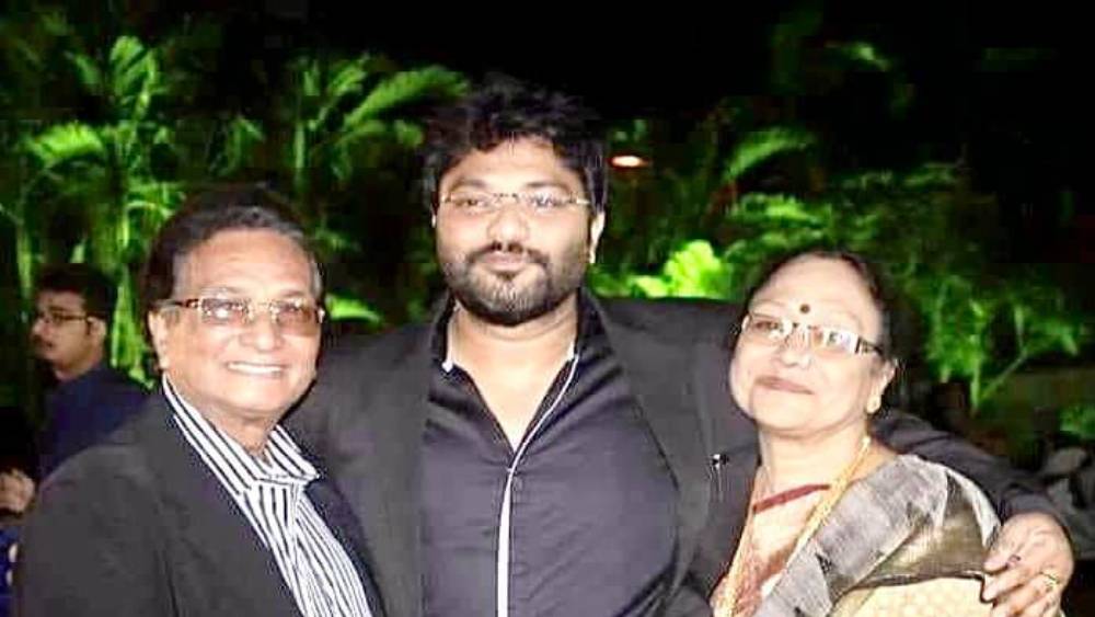 হাওড়ায় দু’টি, আসানসোলে একটি এবং মুম্বইয়ের লোখণ্ডওয়ালায় একটি ফ্ল্যাটের কথা উল্লেখ করেছেন বাবুল। সেগুলির মধ্যে হাওড়ার একটি ফ্ল্যাটের মালিকানা যৌথ ভাবে বাবুল এবং তাঁর স্ত্রী রচনার। কলকাতার মুকুন্দপুরে তাঁর স্ত্রী রচনার আরও একটি ফ্ল্যাট আছে। তবে সেটির মালিকানা যৌথ ভাবে তাঁর স্ত্রী রচনা এবং শাশুড়ি শুভার।