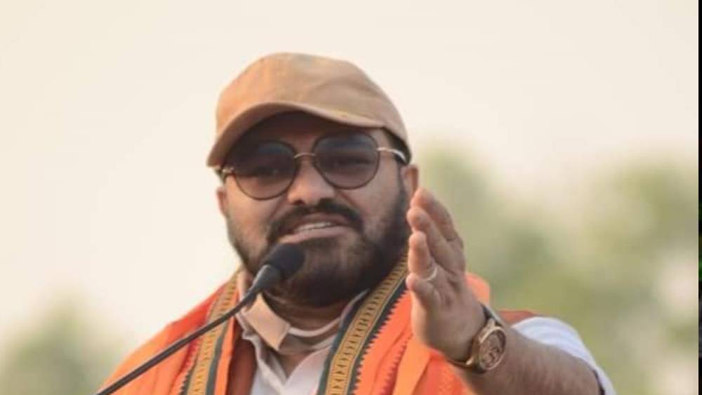 আইসিআইসিআই ব্যাঙ্কে ৩টি গৃহঋণ চলছে বাবুলের নামে। তার মধ্যে প্রথম ঋণের পরিমাণ ৫৫ লক্ষ ৭৪ হাজার ১০০ টাকা। দ্বিতীয় ঋণ ২৮ লক্ষ ৯০ হাজার ১৪৯ টাকার এবং তৃতীয় ঋণ তিনি নিয়েছেন ২ লক্ষ ১৬ হাজার ৮৩৯ টাকার।