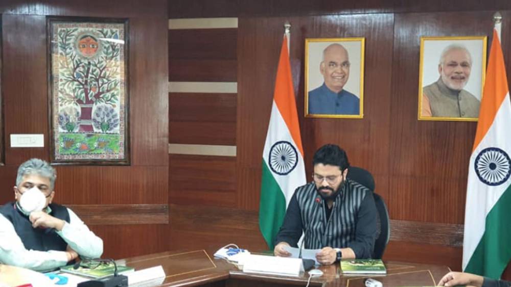 অটলবিহারী বাজপেয়ী এবং নরেন্দ্র মোদীর অনুরাগী বাবুল বিজেপি-তে যোগ দেন ২০১৪ সালে। প্রথম লড়াইয়েই আসানসোল কেন্দ্রে তৃণমূল প্রার্থী দোলা সেনকে হারিয়ে লোকসভায় পা রাখেন বাবুল। ২০১৯ সালে পরের লোকসভা নির্বাচনে একই কেন্দ্র থেকে হারিয়ে দেন তৃণমূলের মুনমুন সেনকে।