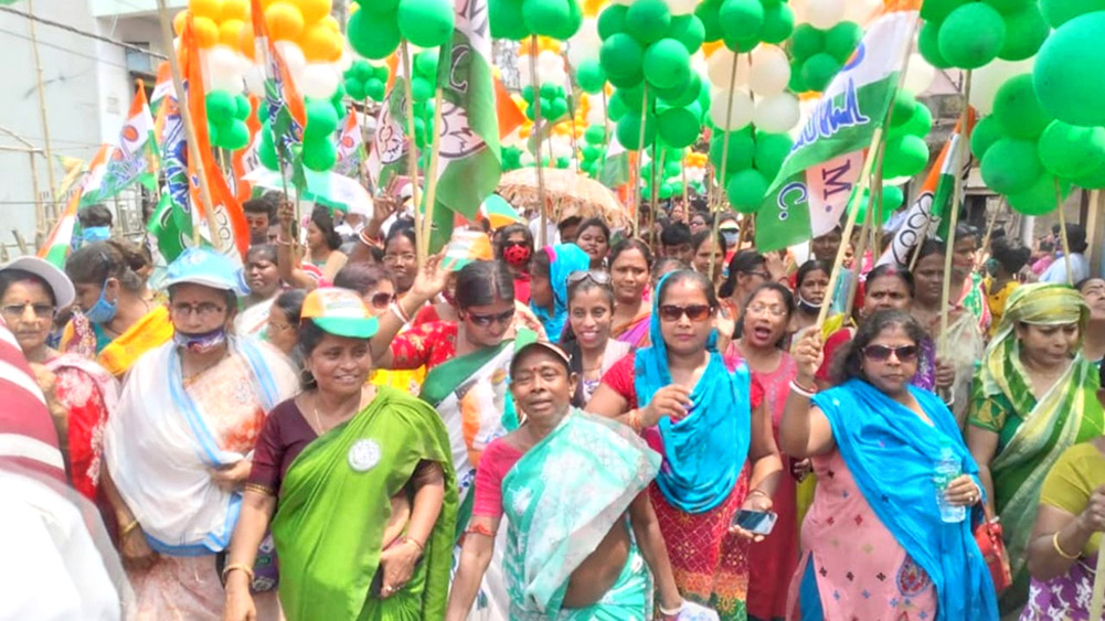 মগরায় প্রচার-মিছিলে মাস্কহীন তৃণমূল কর্মীরা। 