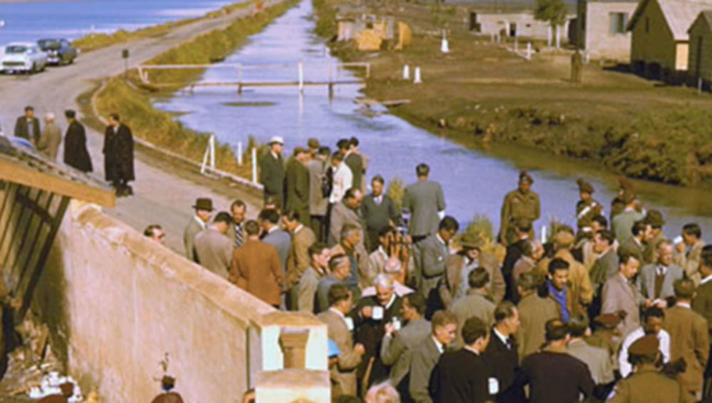 মানুষের তৈরি বিশ্বের ব্যস্ততম খাল সুয়েজ। ইউরোপ থেকে জলপথে এশিয়া পৌঁছনোর ‘শর্টকাট’ বলা চলে সুয়েজকে। ভূমধ্যসাগরের সঙ্গে লোহিত সাগরকে জুড়েছে এই খাল।