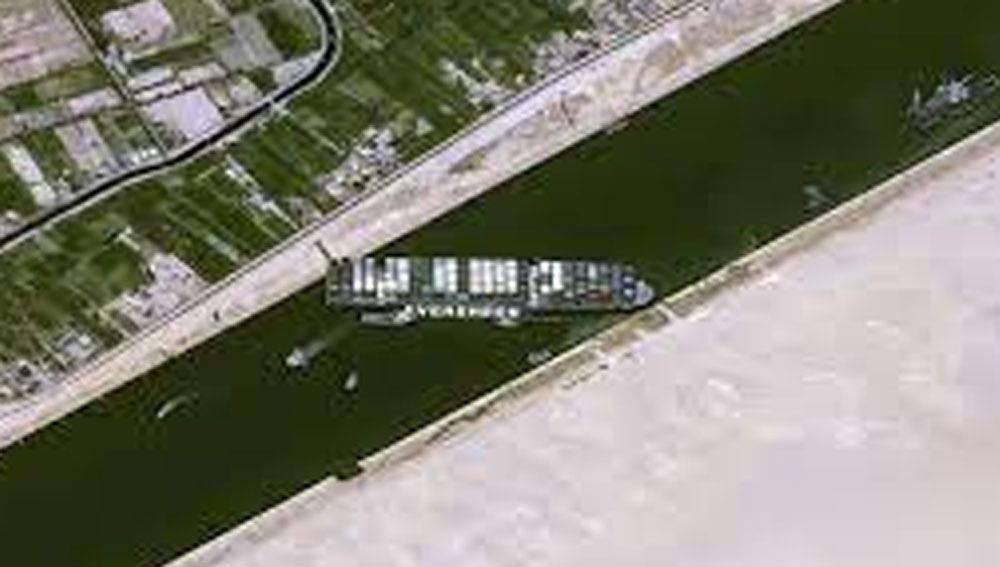 ৬ দিন বন্ধ থাকার পর সুয়েজ খাল খোলা সম্ভব হয়েছে সম্প্রতি। একটি মালবাহী জাহাজ আটকে পড়ায় বন্ধ হয়ে পড়েছিল এশিয়া থেকে ইউরোপে যাওয়ার সংক্ষিপ্ততম এই জলপথ।