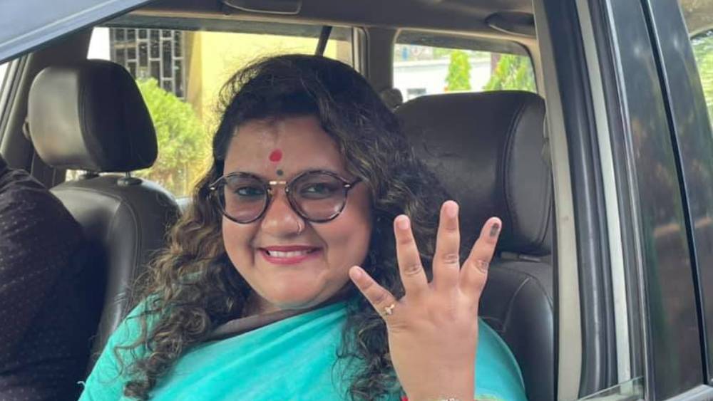 তাঁর কাছে থাকা ৪০০ গ্রাম সোনার গয়নার মূল্য ২০ লক্ষ ৫৪ হাজার ২৫০ টাকা।