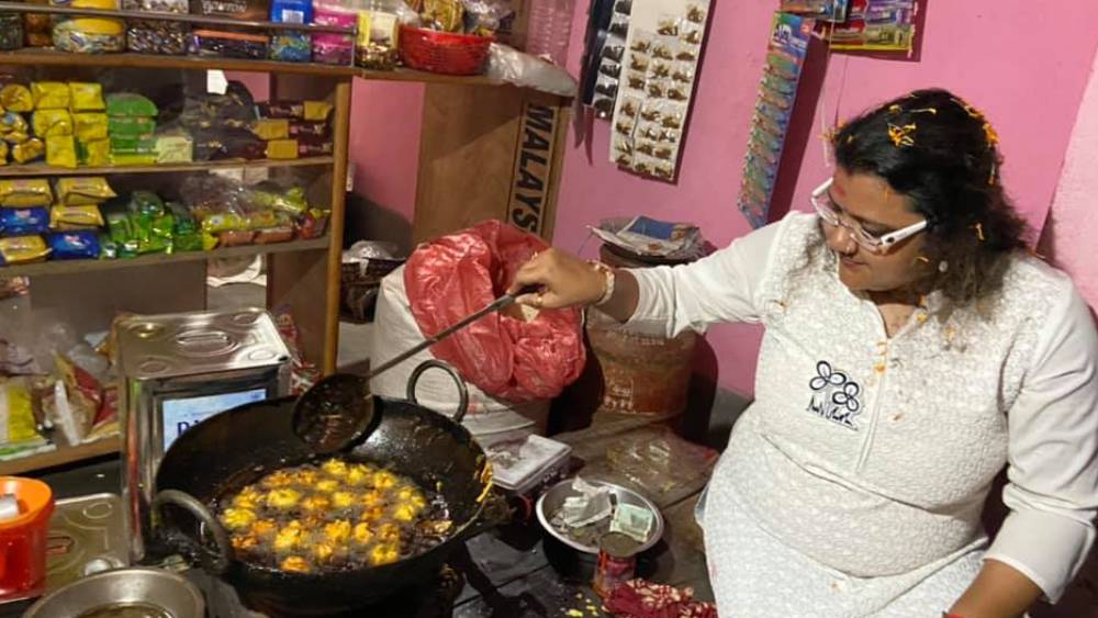 ২০১০ সালে বর্ধমান বিশ্ববিদ্যালয় থেকে বাংলায় স্নাতকোত্তর স্তরের পড়াশোনা সম্পূর্ণ করেন সুজাতা। নিজের উপার্জন বলতে সুজাতা শিক্ষকতা সূত্রে পাওয়া বেতনের উল্লেখ করেছেন। স্বামী সৌমিত্রর উপার্জন তিনি জানেন না বলে জানিয়েছেন।