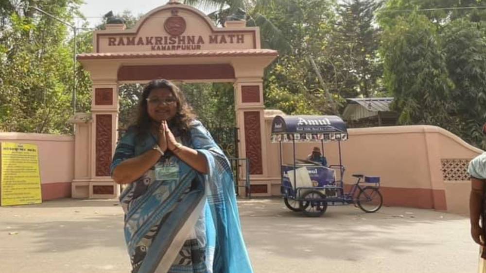 শুধু উপার্জনই নয়। স্বামীর ক্ষেত্রে অন্যান্য তথ্য, যেমন তাঁর নামে থাকা কোনও সম্পত্তিও তাঁর কাছে ‘অজ্ঞাত’ বলে দাবি সুজাতার।