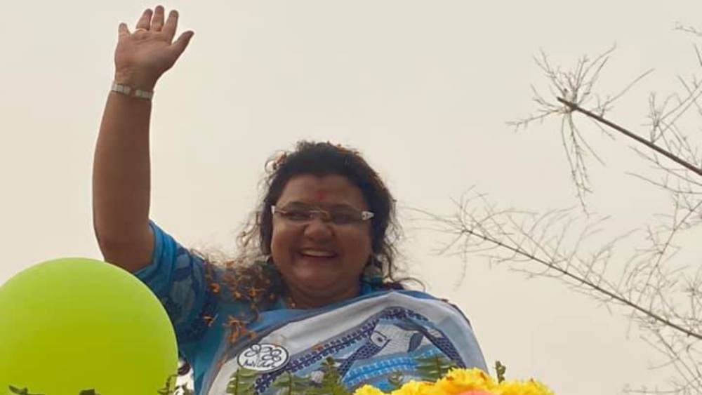 হলফনামায় সৌমিত্রকে স্বামী হিসেবে উল্লেখ করলেও তাঁর সম্বন্ধে সব তথ্যই সুজাতার কাছে ‘অজ্ঞাত’ বলে উল্লেখ করা হয়েছে। 