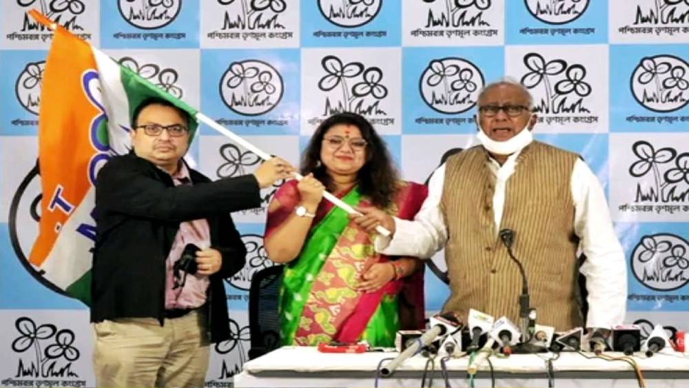 গত ২১ ডিসেম্বর বিজেপি ছেড়ে সৌগত রায় ও কুণাল ঘোষের হাত ধরে তৃণমূলে যোগ দেন সুজাতা। সে দিনই নিজের সল্টলেকের বাসভবনে সাংবাদিক বৈঠক করে স্ত্রীকে ডিভোর্স দেওয়ার কথা ঘোষণা করেন সৌমিত্র।