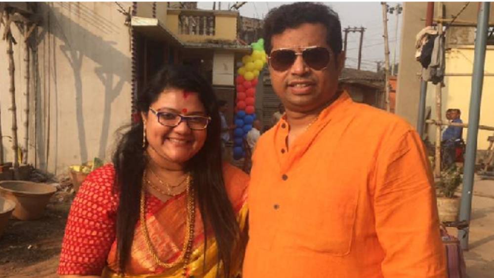 সুজাতার দাবি, রাজনৈতিক মতপার্থক্য থাকলেই সম্পর্ক শেষ হয়ে যায় না। ১০ বছরের বেশি সময় তিনি সৌমিত্রর সঙ্গে বহু বন্ধুর পথ পেরিয়েছেন। তিনি সৌমিত্রর থেকে আলাদা হওয়ার কথা ভাবতেও পারেন না।