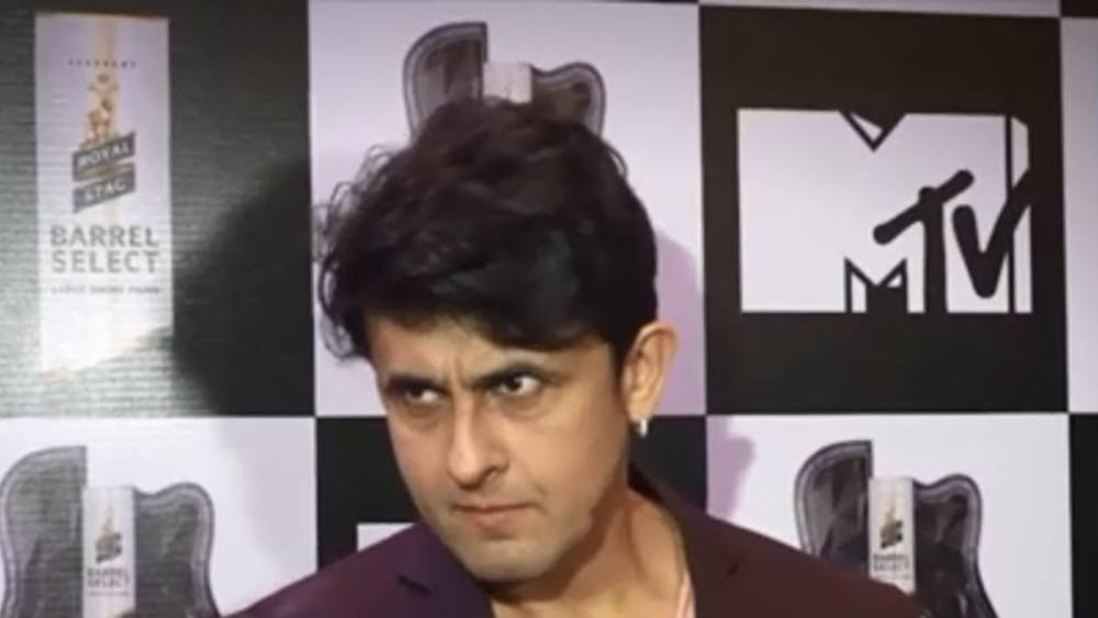 ক্যামেরার সামনে চোখে মুখে তীব্র ক্ষোভ গোপন করতে পারেননি সোনু। পরে অবশ্য তিনি মুখে হাসি ফুটিয়ে পুরো পরিস্থিতি হালকা করার চেষ্টা করেছিলেন। উত্তর না দিলেও তাঁর মুখের অভিব্যক্তি অনেক কিছুই ইঙ্গিত করেছিল।