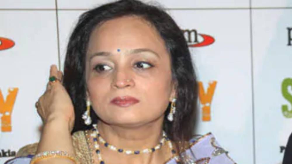 শিল্পকলায় অনুরাগী স্মিতা ছিলেন সমাজকর্মীও। শিবসেনায় বিশেষ গুরুত্ব না পেয়ে তিনি আরও বেশি করে জড়িয়ে পড়েন সমাজকল্যাণমূলক কাজে। তাঁর সংস্থার আয়োজিত এক অনুষ্ঠান সঞ্চালনাও করেছিলেন সোনু।