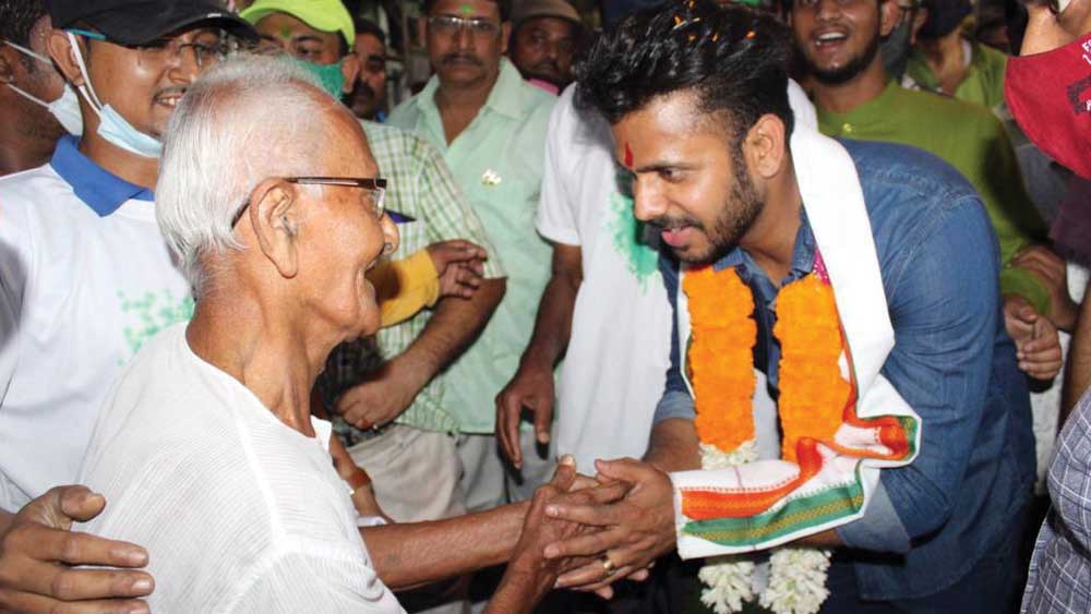 করোনার পরোয়া না করে এ ভাবেই মানুষের সঙ্গে মিশে যাচ্ছেন মনোজ। 