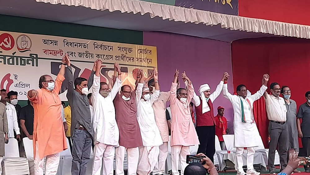 সংযুক্ত মোর্চার সমাবেশে সূর্য্যকান্ত মিশ্র, অধীর চৌধুরী, অশোক ভট্টাচার্য, জীবেশ সরকার, শঙ্কর মালাকার প্রমুখ। শিলিগুড়ির বাঘাযতীন পার্কে। 