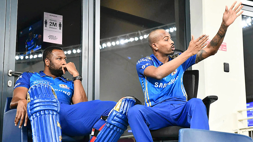 জুটি: কায়রন পোলার্ড ও হার্দিক পাণ্ড্যের (ডান দিকে) ঝোড়ো ব্যাটিং যে কোনও প্রতিপক্ষের কাছে আতঙ্কের। 