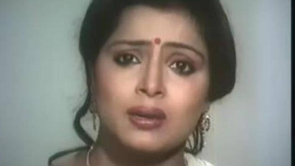 শেয়ারবাজারে পাপিয়া বিনিয়োগ করেছেন ১ লক্ষ ৬০ হাজার টাকা। মিউচুয়াল ফান্ডে বিনিয়োগ করেছেন ১ লক্ষ টাকা। তাঁর স্বামী শেয়ারবাজারে বিনিয়োগ করেছেন লক্ষাধিক টাকা। পিপিএফ-এ তাঁর নামে আছে ২ লক্ষ ৮০ হাজার টাকা।