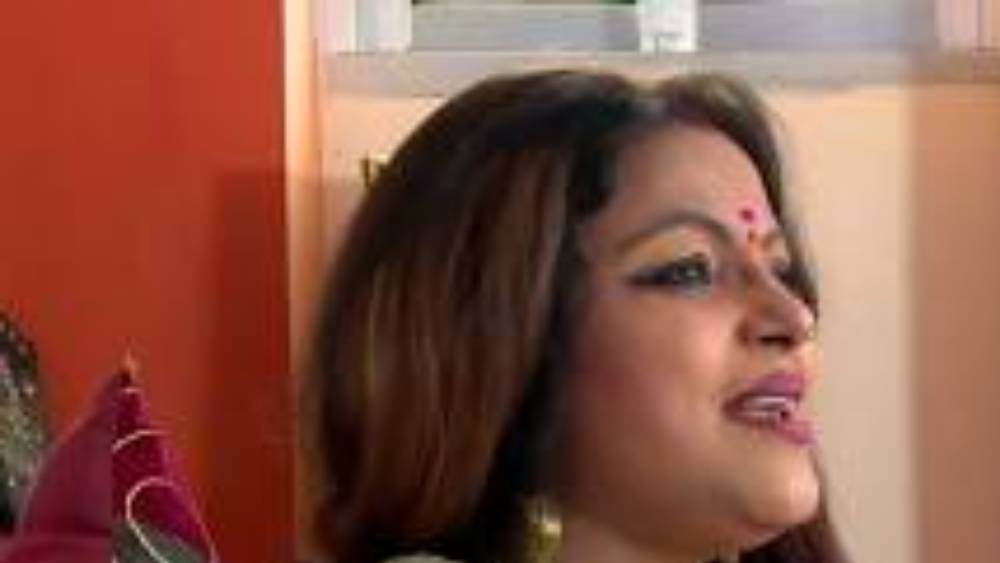 পাপিয়া থাকেন কলকাতার অঞ্জুমান আরা বেগম রো-এর এক বহুতল আবাসনে। সেখানে তাঁর ৪টি ফ্ল্যাট আছে। তাঁর স্বামীর নামে অবশ্য কোনও বসতবাড়ির উল্লেখ নেই হলফনামায়।