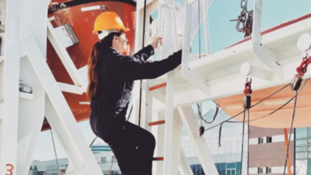 তা সত্ত্বেও পিছু হঠেননি তিনি। পড়াশোনা সম্পূর্ণ করে দেশের প্রথম মহিলা জাহাজ ক্যাপ্টেন হয়ে উঠেছেন। পাশে অবশ্যই পেয়েছিলেন পরিবারকে।