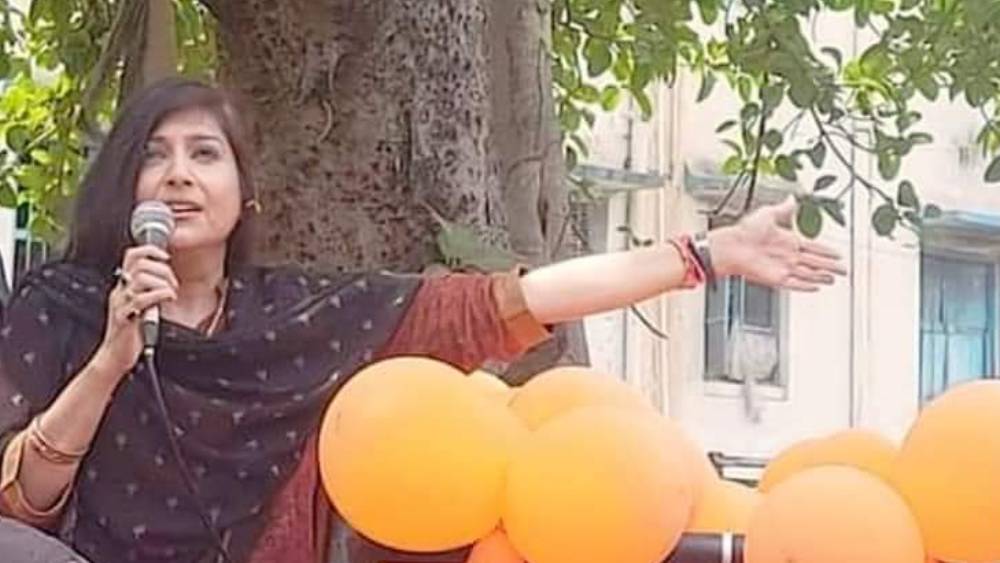 ঘাসফুল থেকে বহিষ্কৃত হয়ে এ বছরই এসেছেন পদ্মশিবিরে। আগমনেই মিলেছে নির্বাচনের টিকিট। রাজ্য রাজনীতিতে আলোচিত নামগুলির মধ্যে অন্যতম হয়ে উঠেছেন বৈশালী ডালমিয়া। নির্বাচন কমিশনে হলফনামায় তাঁর বিষয় আশয়ের বিবরণ জানিয়েছেন জগমোহন-কন্যা।