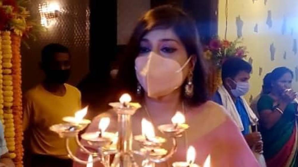 অলঙ্কার সম্বন্ধে উল্লেখ না করলেও তাঁর মার্সিডিজ বেন্‌জের কথা জানিয়েছেন বৈশালী। ২০১৫ সালে কেনা গড়িটির দাম উল্লেখ করা হয়েছে ৩৯ লক্ষ টাকা। অন্যান্য মহার্ঘ্য সম্পত্তির মধ্যে বৈশালী জানিয়েছেন তাঁর ৮১ হাজার ৮৪০ টাকার আসবাবপত্রের কথা।