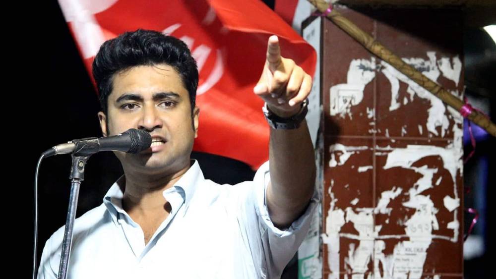 এসবিআই-এর বালিগঞ্জ শাখায় তাঁর অ্যাকাউন্টে গচ্ছিত আছে ১ লক্ষ ৬০ হাজার ৩৬১ টাকা ৩৩ পয়সা। অন্য একটি রাষ্ট্রায়ত্ত ব্যাঙ্কের রুবি পার্ক শাখায় একটি জয়েন্ট অ্যাকাউন্টে আছে ৪০ হাজার টাকা।