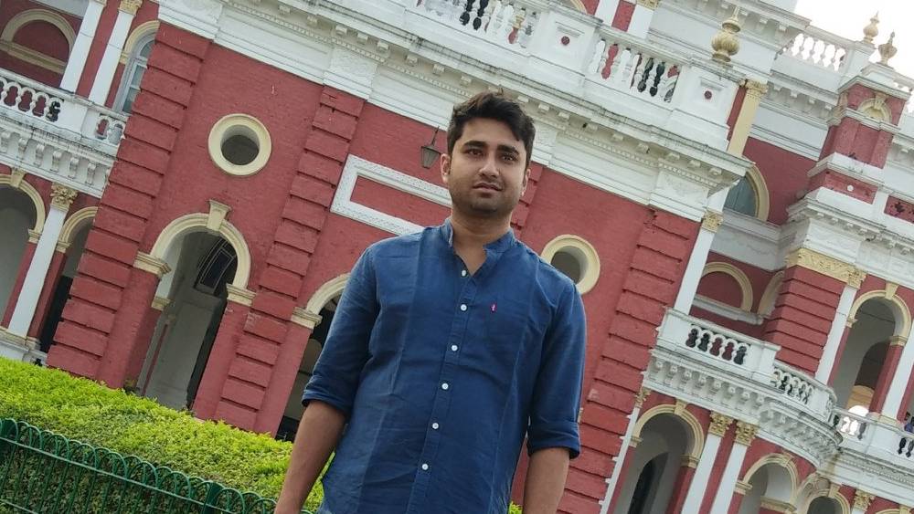 নিজেকে সমাজকর্মী এবং নেটমাধ্যমে ‘কনটেন্ট ক্রিয়েটর’ হিসেবে উল্লেখ করেছেন আশুতোষ কলেজের এই প্রাক্তনী।