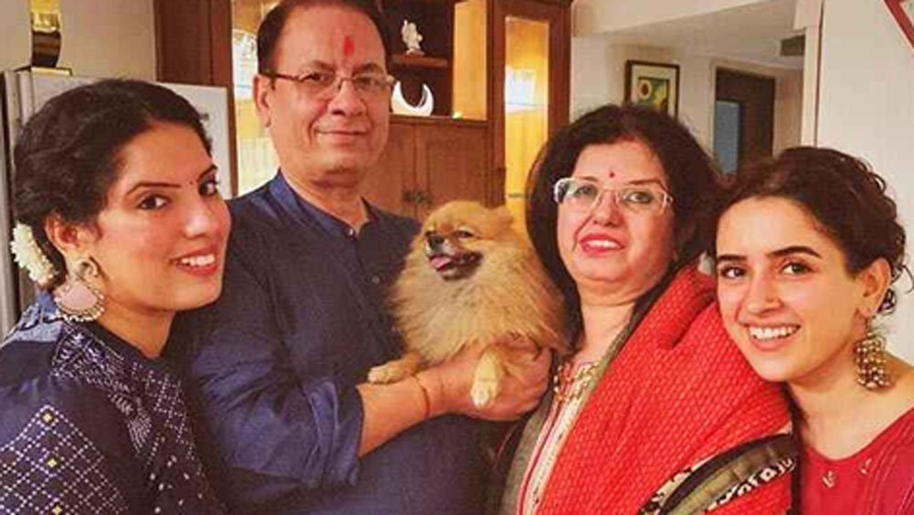 নাচ এবং অভিনয় এই দু’ইয়ের মাঝে তিনি কখনও পরিচালকের সহযোগী হয়ে, আবার কখনও চিত্রগ্রাহকের সহযোগী হয়েও কাজ করেছেন।