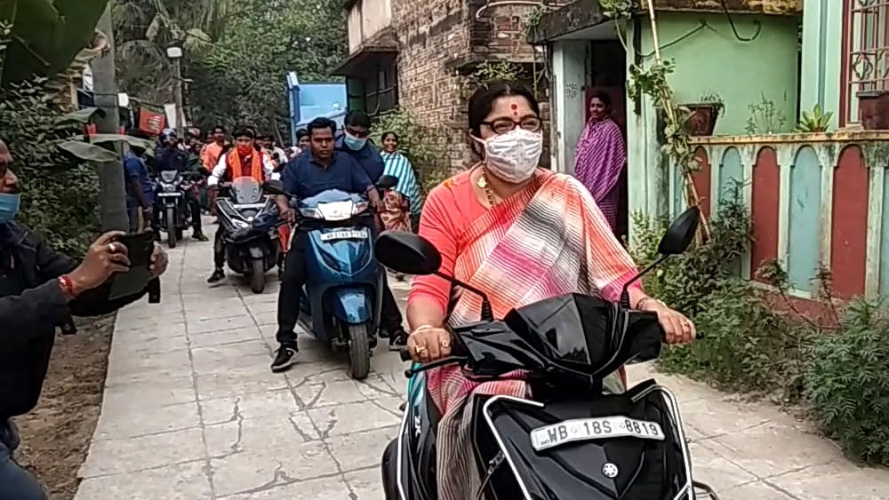 নির্বাচন কমিশনে হলফনামা দিয়ে লকেট তাঁর বিষয় আশয়ের বিবরণ দিয়েছেন। তাঁর হাতে আছে নগদ ৩৩ হাজার ৪৫২ টাকা। তাঁর স্বামীর কাছে আছে ২৭ হাজার টাকা।