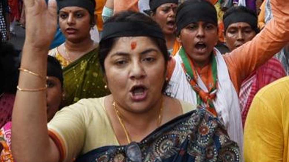 শেয়ার বাজার, মিউচুয়াল ফান্ড এবং পিপিএফ মিলিয়ে লকেটের বিনিয়োগ প্রায় ৫০ লক্ষ টাকা। এ ক্ষেত্রে তাঁর স্বামীর বিনিয়োগ ৭৩ লক্ষ টাকা।