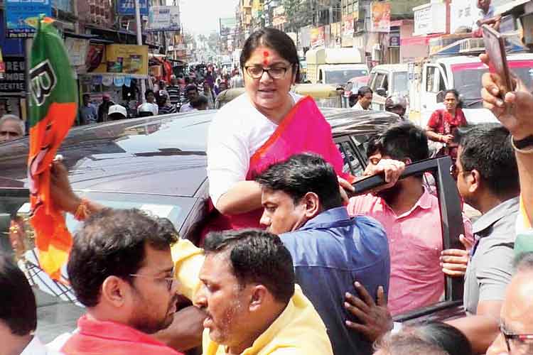 লকেটের নামে এই মুহূর্তে কোনও ব্যাঙ্কঋণ নেই। হলফনামায় নিজেকে অভিনেতা হিসেবে পরিচয় দিয়েছেন নেত্রী। পেশা হিসেবেও উল্লেখ করেছেন অভিনয়ের কথা। তাঁর স্বামী চাকরি করেন।