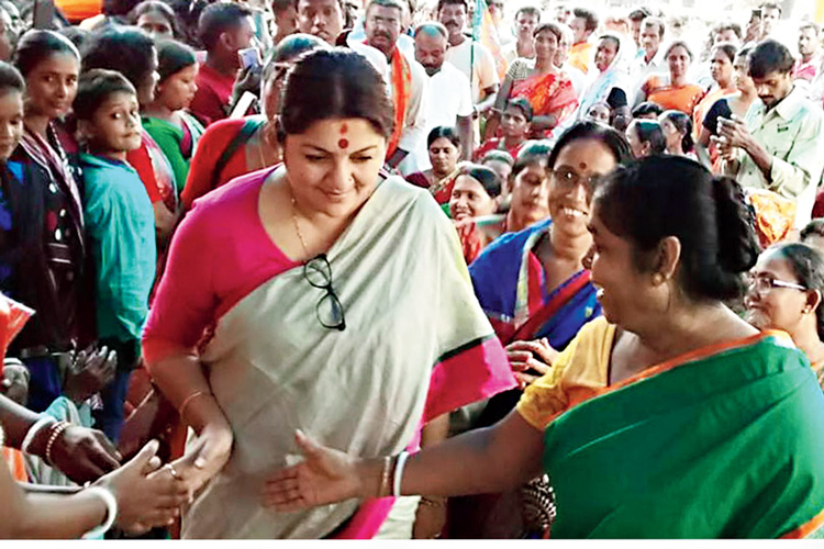 ১৯৯৭ সালে কলকাতা বিশ্ববিদ্যালয়ের অধীনে যোগমায়াদেবী কলেজ থেকে বিজ্ঞানে স্নাতক হন লকেট। ছাত্রীজীবনে লকেট নিজেও জানতেন না একদিন নিজেকে দেখতে পাবেন রাজনীতির ময়দানে। বরং, সে সময় আগ্রহী ছিলেন অভিনয় এবং নাচ নিয়ে। মেয়ের আগ্রহ দেখে মা ভর্তি করে দিয়েছিলেন নাচের স্কুলে।