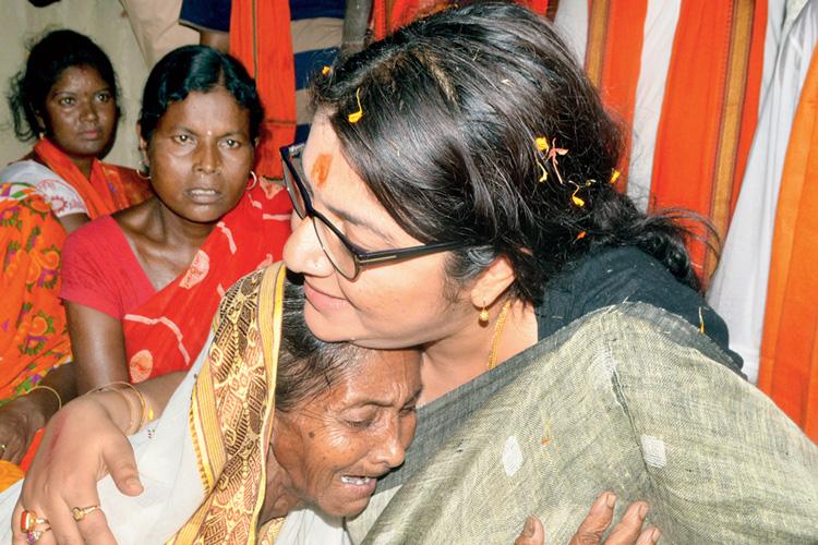 নাচ থেকে অভিনয়ে। প্রথম সুযোগ ছোট পর্দায়। এরপর সুযোগ বড় পর্দায়। ‘মায়ের আঁচল’, ‘পরিবার’, ‘অগ্নি’, ‘শুভদৃষ্টি’, ‘চাঁদের বাড়ি’, ‘গোঁসাইবাগানের ভূত’ ছবির অভিনেত্রী লকেট জানতেন না এর পরের অধ্যায় রাজনীতির।