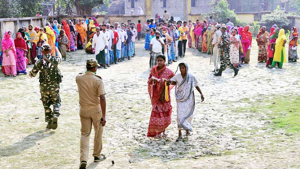 ভোটের লাইনে রায়দিঘির বাসিন্দারা।