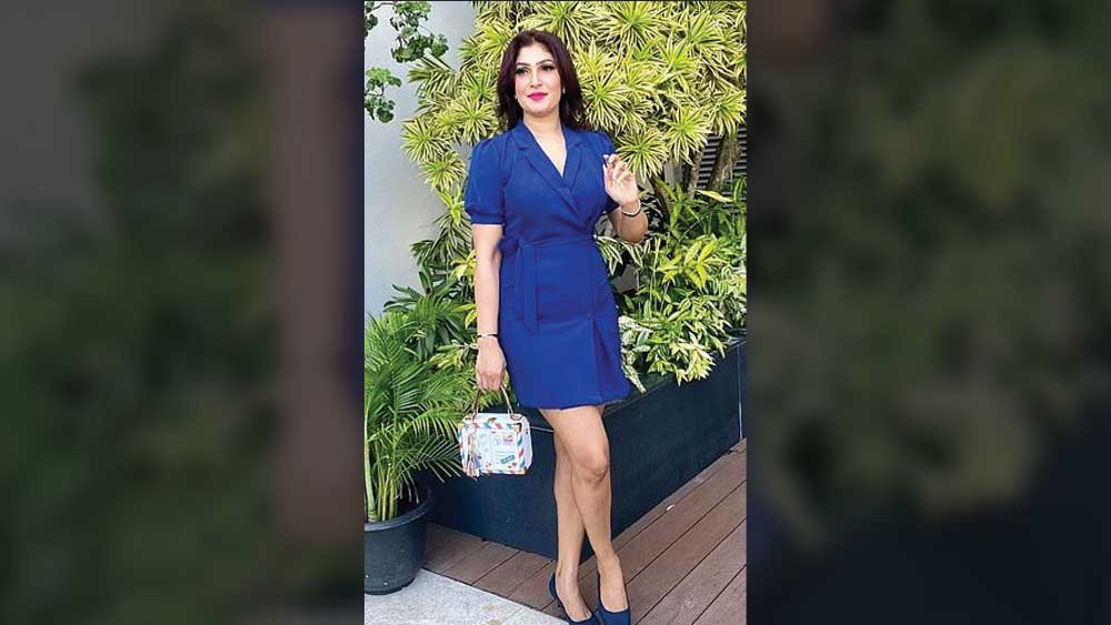 সদ্য সমাপ্ত ‘মিসেস শ্রীলঙ্কা’ প্রতিযোগিতা থেকে এই বিতর্কের সূত্রপাত। রবিবার কলম্বোর নীলম পোকুনা মহিন্দা রাজাপক্ষ থিয়েটারে প্রতিযোগিতার চূড়ান্ত পর্যায়ের ফলাফল ঘোষণা হয়। তাতে ২০২০-’২১ বর্ষের বিজয়িনী ঘোষিত হন ৩১ বছরের পুষ্পিকা ডি সিলভা।