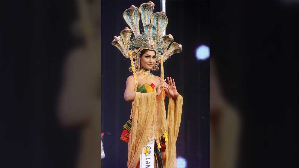 নাম ঘোষণা হওয়ার পর নিয়মমাফিক পুষ্পিকার মাথায় মুকুটও ওঠে। নিজে হাতে তা পুষ্পিকার মাথায় তুলে দেন ২০১৯-’২০ বর্ষের বিজয়িনী ক্যারোলিন জুরি। তার পর মাইক হাতে বক্তৃতা করার সময় পুষ্পিকাকে আক্রমণ করতে শুরু করেন তিনি।