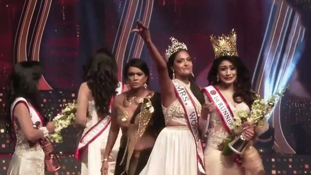 গোটা ঘটনায় অপমানিত হয়ে কাঁদতে কাঁদতে মঞ্চ ছেড়ে বেরিয়ে যান পুষ্পিকা। তবে সাময়িক ভাবে চলে গেলেও, পরে নেটমাধ্যমে গোটা বিষয়টি নিয়ে মুখ খোলেন তিনি। জানান, আইনত বিচ্ছেদ না হলেও, স্বামীর থেকে আলাদা থাকেন তিনি। একাই সন্তানকে বড় করছেন। তার জন্য যদি তাঁকে প্রতিযোগিতার যোগ্য মনে না করা হয়, কোনও আফশোস নেই তাঁর।