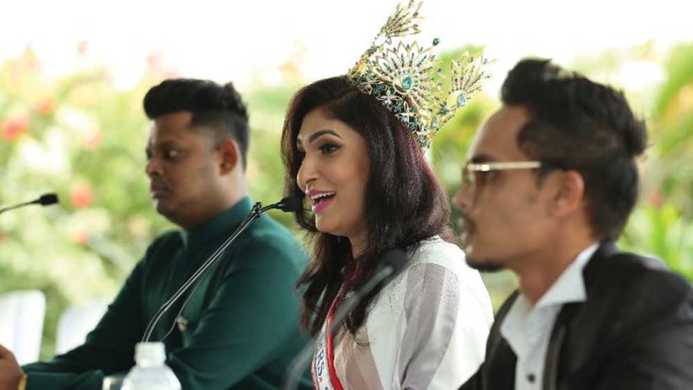 এর পর, হৃত মুকুট পরিহিতা পুষ্পিকাকে নিয়ে একটি সাংবাদিক বৈঠকও করেন উদ্যোক্তারা। সেখানে সরাসরি কারও নাম না করা হলেও, বিষয়টি নিয়ে তিনি আইনি পদক্ষেপ করবেন বলে জানিয়ে দেন পুষ্পিকা। একই সঙ্গে তিনি বলেন, ‘‘এখনও আইনি বিচ্ছেদ হয়নি আমার। তবে যিনি অন্যের মাথা থেকে মুকুট কেড়ে নেন, তিনি অনন্যা হওয়ার যোগ্য নন। আমি বিবাহিতা নাকি বিবাহ বিচ্ছিন্না, সেটা আমার পরিচয় নয়।’’