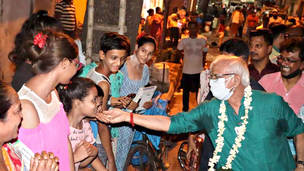 বাঁধনহীন: রাজ্যে প্রতিদিনই লাফিয়ে বাড়ছে সংক্রমিতের সংখ্যা। তা সত্ত্বেও কোভিড-বিধি ভেঙে প্রচার। 