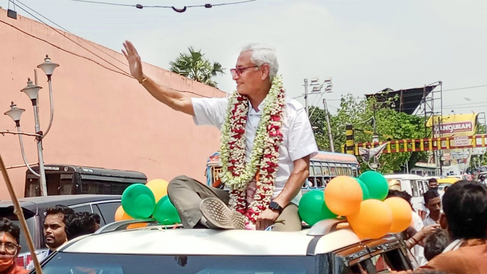 রাজ্যে সংক্রমিতের সংখ্যা যে প্রতিদিনই লাফিয়ে লাফিয়ে বাড়ছে, সে নিয়ে হুঁশ নেই বয়স্ক প্রার্থীর।