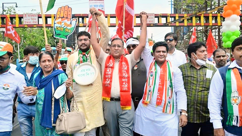 করোনাবিধি শিকেয় তুলেই প্রচার।