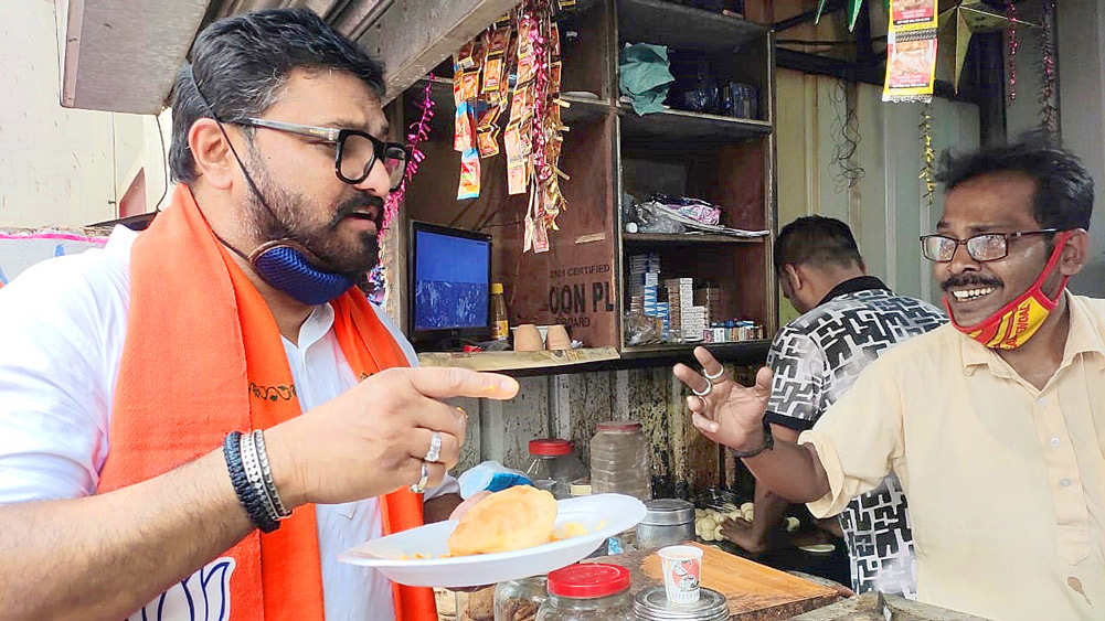 বিরতি: খেতে খেতে কচুরি বিক্রেতা দেবাশিস চন্দের সঙ্গে গানের ডুয়েটে বাবুল। বিক্রমগড় বাজারে।